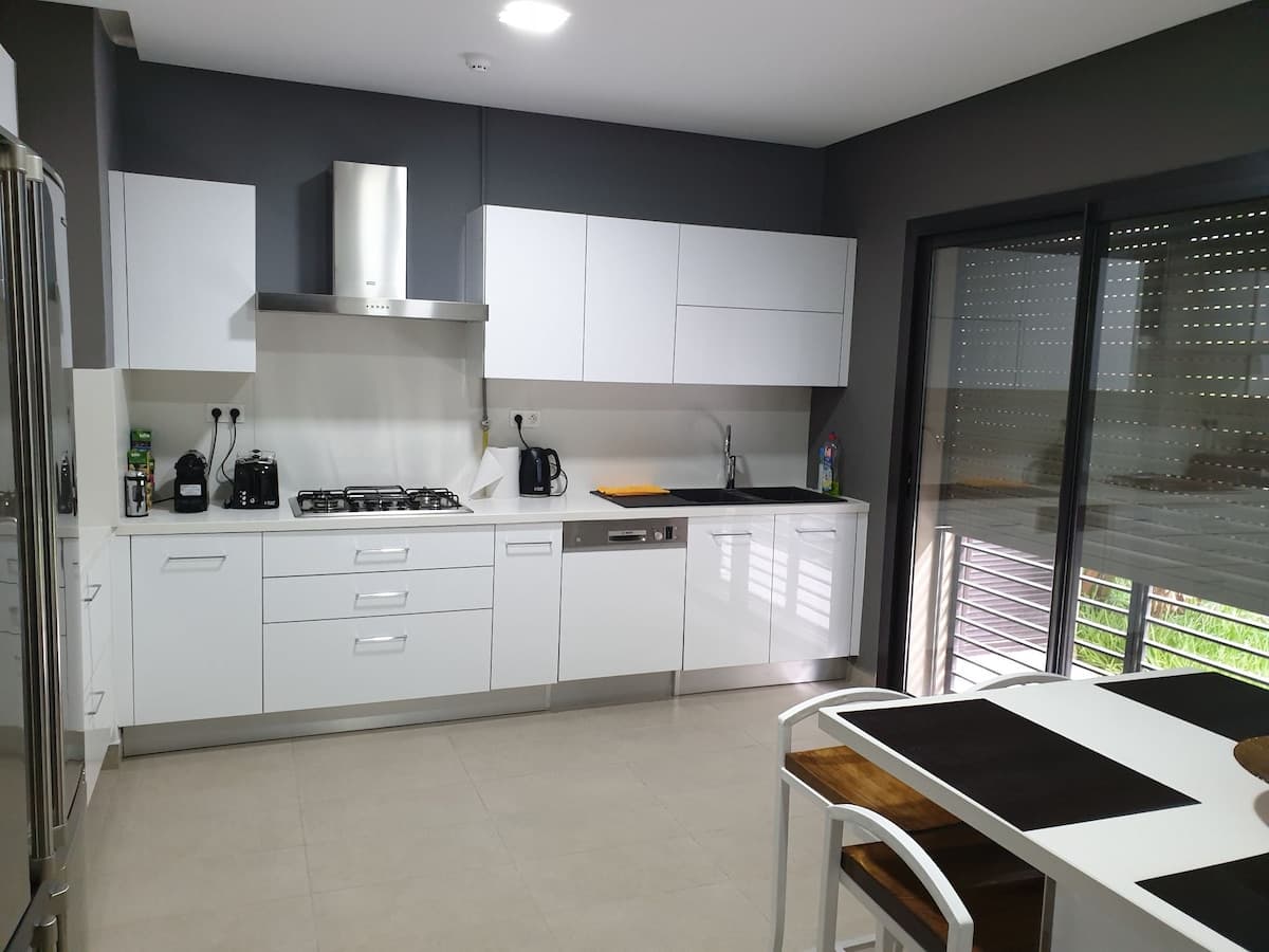 Villa élégante et moderne avec jardin privé - image 19