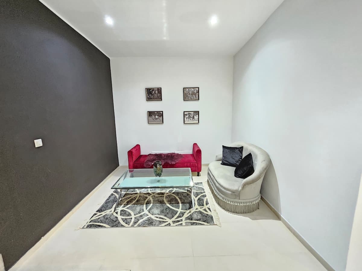 Villa élégante et moderne avec jardin privé - image 17