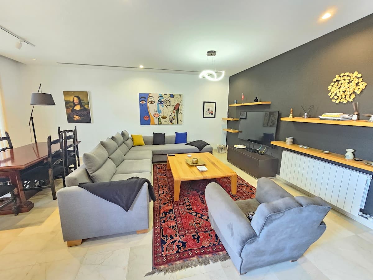 Villa élégante et moderne avec jardin privé - image 6