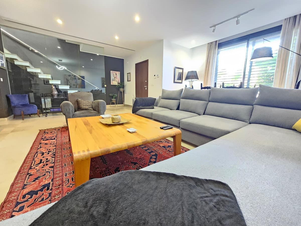 Villa élégante et moderne avec jardin privé - image 4