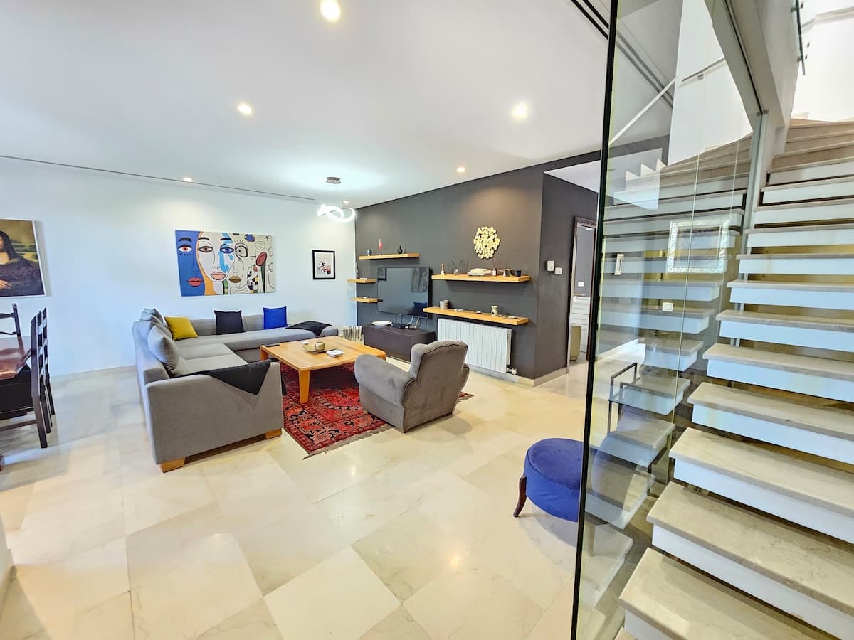 Villa élégante et moderne avec jardin privé - image 14