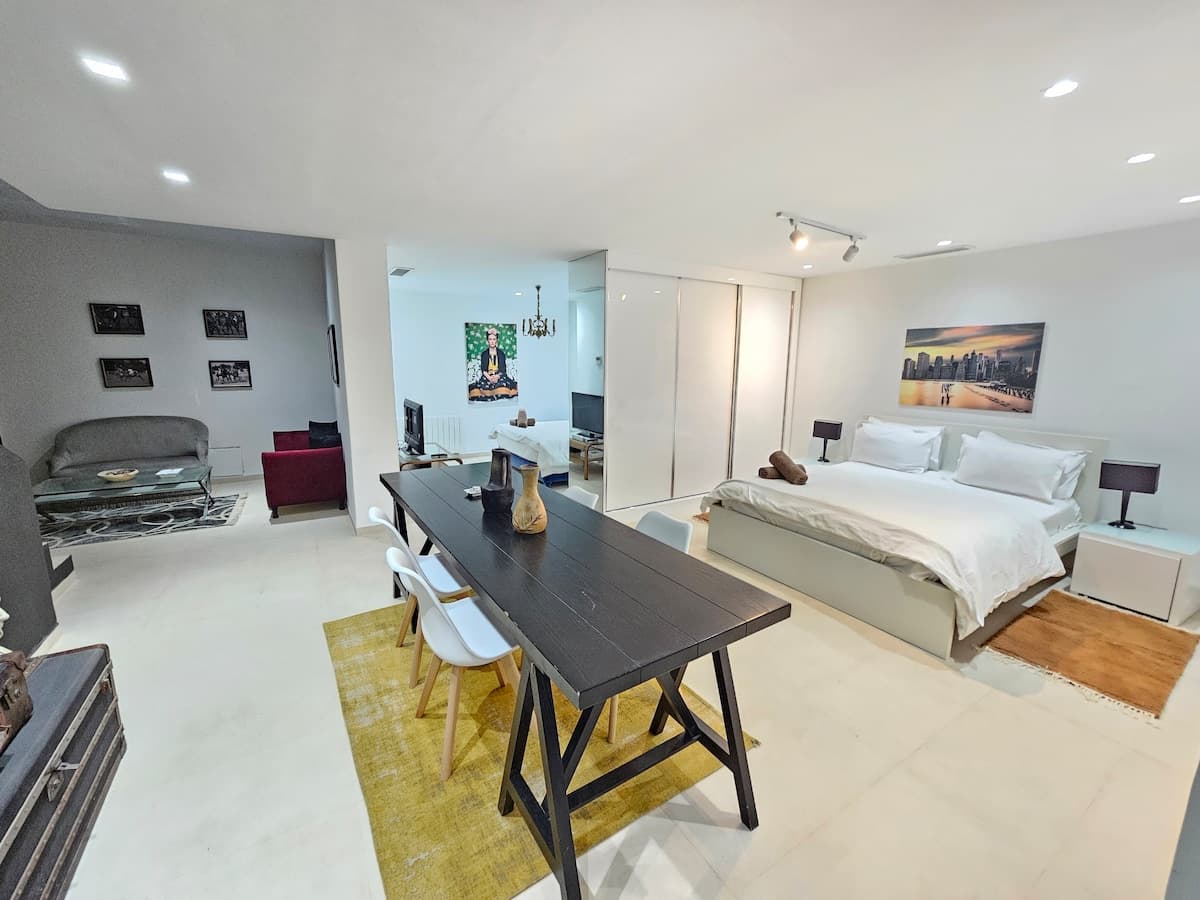 Villa élégante et moderne avec jardin privé - image 23