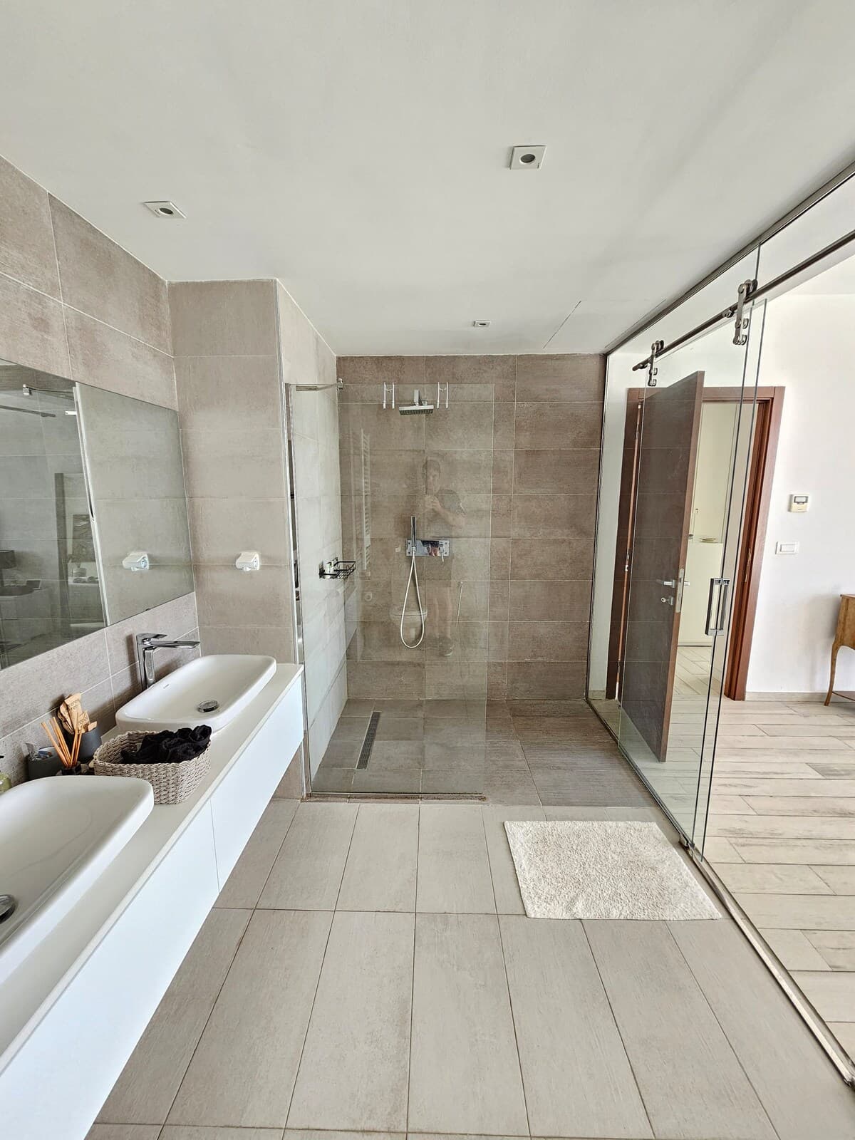 Villa élégante et moderne avec jardin privé - image 41